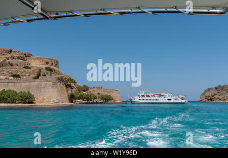 Insel Spinalonga, Kreta, Griechenland. Juni 2019. Fähre von Agios Nikolaos Touristen Transport zur Insel Spinalonga eine ehemalige Kolonie für Leprakranke. Stockfoto