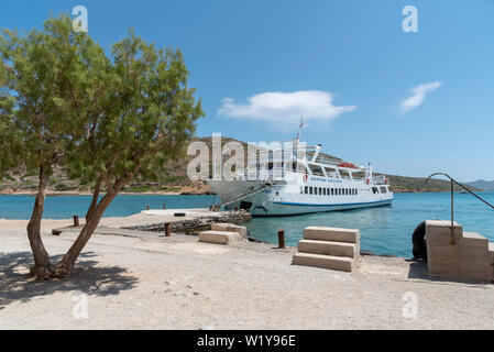 Insel Spinalonga, Kreta, Griechenland. Juni 2019. Fähre von Agios Nikolaos Touristen Transport zur Insel Spinalonga eine ehemalige Kolonie für Leprakranke. Stockfoto