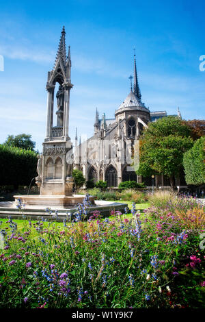 Der Garten Le Square Jean XXIII. und die Kathedrale von Notre Dame. Paris, Frankreich. Stockfoto