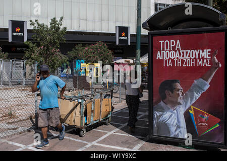 04. Juli 2019, Griechenland, Athen: ein Arbeiter wird eine Bushaltestelle mit ein Portrait von ihr Führer Alexis Tsipras am Syntagma Platz. Am Sonntag die griechischen Wähler sind wahrscheinlich extreme Parteien bei den Parlamentswahlen zu verwerfen. Nach Umfragen, die rechtsextreme Golden Dawn Partei und die einst starke kommunistische Partei KKE nicht einmal 4 Prozent erreichen. Die rechtspopulistische Partei Anel, die als kleiner Koalitionspartner in der Regierung saß bis Anfang dieses Jahres, nicht einmal im Büro. Entgegen dem europäischen Trend, die Griechen die Gunst der Menschen beteiligten. (Dpa' Kein Kreuz für p Stockfoto