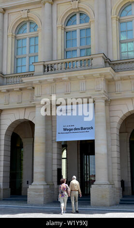 04 Juli 2019, Brandenburg, Potsdam: Außenansicht der Barberini Museum. Von 13.07.2019 bis 06.10.2019 Das Museum Barberini präsentiert die Ausstellung "Wege des Barock". Werke aus den Sammlungen des Palazzo Barberini und Galleria Corsini ausgestellt. Unter ihnen ein Werk des Künstlers Caravaggios, seine Malerei Narziss von 1597-99. Foto: Bernd Settnik/dpa-Zentralbild/dpa Stockfoto