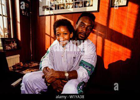 London, 1990. Portrait von Boxer Nigel Benn mit seinem Sohn Dominic. Den Spitznamen der Dunkle Zerstörer, er hielt den WBO-Titel im Mittelgewicht 1990, und den WBC Stockfoto