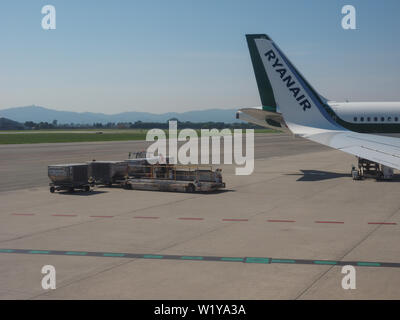 CASELLE, ITALIEN - ca. Juni 2019: Flugzeuge cargo handling Services bei Sandro Pertini Flughafen Turin von Aviapartner und Ryanair Flugzeug Stockfoto