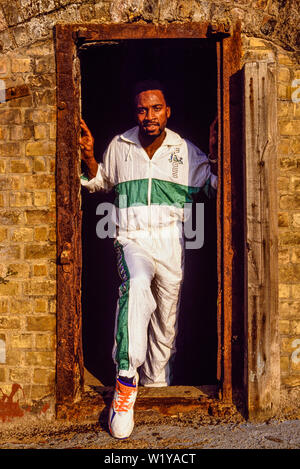 London, 1990. Portrait von Boxer Nigel Benn. Den Spitznamen der Dunkle Zerstörer, er hielt den WBO-Titel im Mittelgewicht im Jahre 1990, und der Wbc im Supermittelgewicht t Stockfoto