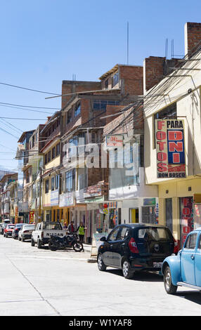 Huaraz, Ancash/Peru: 16. Juni 2016: Blick auf eine leere Straße der Innenstadt in der Stadt Huaraz in den Anden von Peru Stockfoto