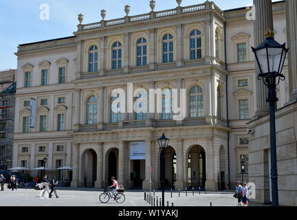 04 Juli 2019, Brandenburg, Potsdam: Außenansicht der Barberini Museum. Von 13.07.2019 bis 06.10.2019 Das Museum Barberini präsentiert die Ausstellung "Wege des Barock". Werke aus den Sammlungen des Palazzo Barberini und Galleria Corsini ausgestellt. Unter ihnen ein Werk des Künstlers Caravaggio, seine Malerei Narziss von 1597-99. Foto: Bernd Settnik/dpa-Zentralbild/dpa Stockfoto