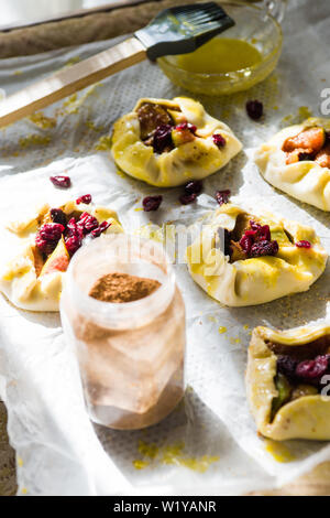 Pflaume tartelette sind o Kochen Papier mit Ei gelb bereit, in Ofen werden gesäumt. Stockfoto