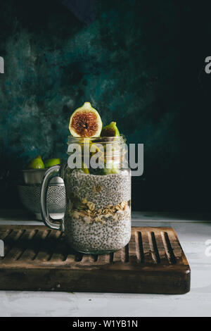 Chia Milchreis mit frischen Feigen auf einem hölzernen cutboard, Vorderansicht Stockfoto