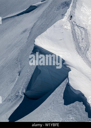 Ein Bergsteiger auf einen gefährlichen Weg zum höchsten Berg in Westeuropa. Mont Blanc (Französisch) oder Monte Bianco (Italienisch), Frankreich und Italien. Stockfoto