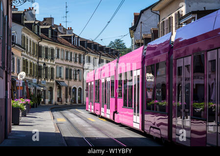 Die Straßenbahn, die durch eine typische Straße mit Französisch-italienischen Architektur in Carouge Viertel, mediterranen Stil Bezirk modelliert nach Nizza, G Stockfoto