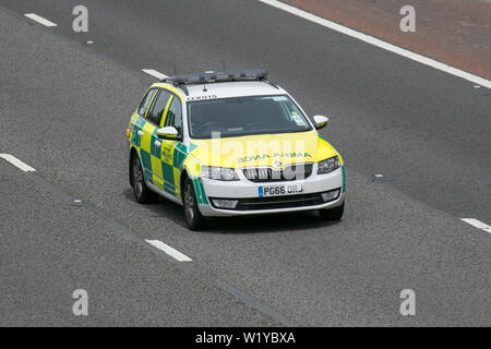 2017 Škoda Octavia SE TDI; Großbritannien Verkehr, Transport, 999 NHS Einsatzfahrzeuge reagiert, ersthelfer Nord - auf die 3 spurige Autobahn M6 Autobahn gebunden. Stockfoto