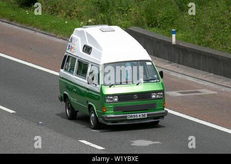 1987 80s grüner VW Volkswagen Caravelle 2100cc Benziner; Oldtimer, geschätzter Veteran, restaurierter Oldtimer, Sammlermotoren, Vintage-Erbe, alt erhalten, Sammlerstücke, restaurierte Veteranen, Historische, historische Automobile, Nostalgie, Klassiker, Sammler, Abgehendes Autofahren in Großbritannien Stockfoto