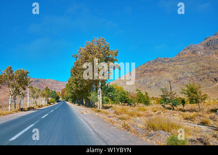 Das üppige Grün durch die Wüste Straße in Karkas Berge neben historischen Dorf Abyaneh, Iran. Stockfoto