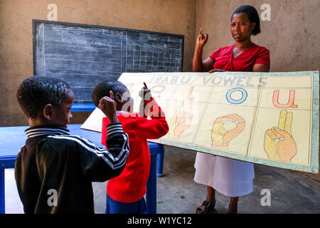 Lehre die Zeichensprache für gehörlose Kinder in der Grundschule Mwenge, Mbeya, Afrika------- Unterricht in Gebärdensprache für gehörlose Kinder in der Grundschule Mwenge, Mbeya, Afrika Stockfoto