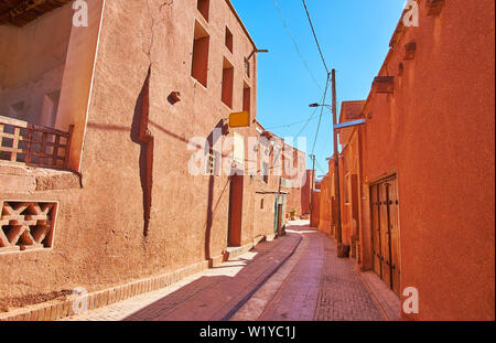 Die engen, gewundenen Straße, mit alten roten adobe Häusern, traditionellen Dorf Abyaneh, Iran. Stockfoto