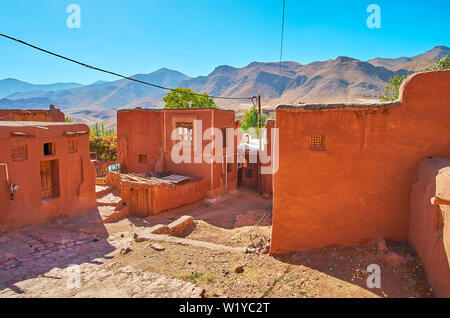 Die kleine traditionelle Wohn häuser von Adobe Backsteine sind mit rötlicher Schlamm bedeckt, die historischen Dorf Abyaneh den berühmten touristischen Sehenswürdigkeiten in nach Karka Stockfoto