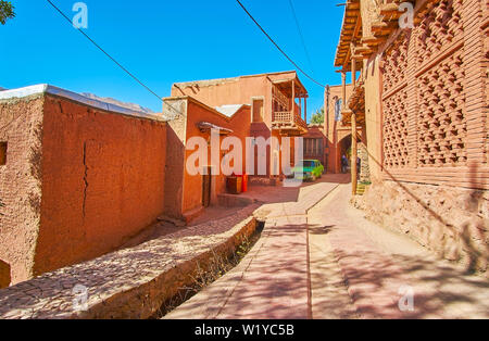 Die Straße, in der sich das uralte Bergdorf, beliebt für seine roten irdenen Häuser, in Karkas Berge, Abyaneh, Iran. Stockfoto