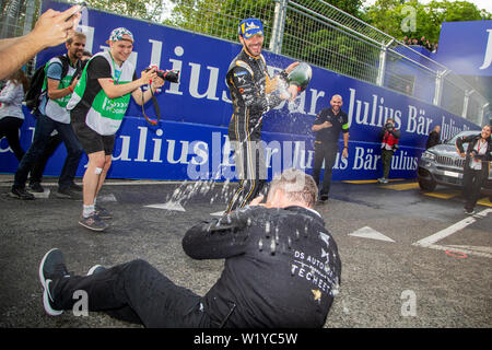 Französische Rennfahrer Jean Eric Vergne feiern den Sieg des ABB FIA Formel E Rennen in Bern, indem Sie sprühen seine DS Techeetah Team Mitglieder mit Champagner. Stockfoto