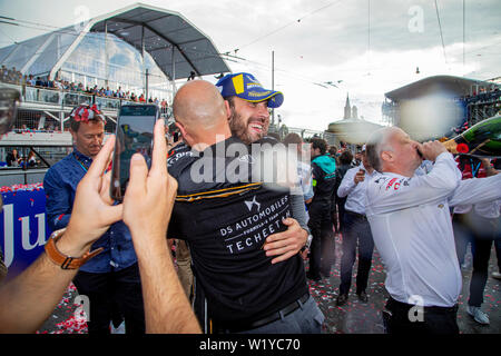 Französische Rennfahrer Jean Eric Vergne und sein Team Mitglieder in DS Techeetah sein Sieg des ABB FIA Formel E Rennen in Bern mit Champagner feiern. Stockfoto