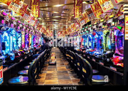 April 17, 2019: Männer spielen Pachinko spielen in Osaka, Japan Stockfoto