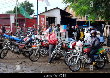 Motorrad Taxis warten auf Kunden in den Straßen von Mbeya, Tansania, Afrika. - - - Motorradtaxis warten auf Kundschaft in den Parks von Mbeya, Tansania. Stockfoto