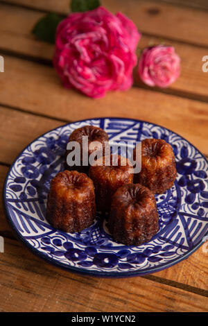 Französisches Gebäck Caneles de Bordeaux Rum und Vanille Aroma dicke karamellisierten Stockfoto