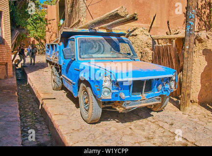 ABYANEH, IRAN - 23. Oktober 2017: Die Vintage beschädigt pickup Fahrten die schmale Straße des Dorfes, die die alten Logs, am 23. Oktober in Abyaneh Stockfoto