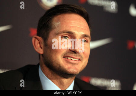 London, Großbritannien. 04. Juli, 2019. Chelsea Head Coach Frank Lampard während seiner ersten Pressekonferenz als Chelsea Manager. Frank Lampard ist als der neue Manager des FC Chelsea auf einer Pressekonferenz an der Stamford Bridge in London am Donnerstag, 4. Juli 2019 bekannt gegeben. Dieses Bild dürfen nur für redaktionelle Zwecke verwendet werden. Nur die redaktionelle Nutzung, eine Lizenz für die gewerbliche Nutzung erforderlich. Keine Verwendung in Wetten, Spiele oder einer einzelnen Verein/Liga/player Publikationen. pic von Steffan Bowen/Credit: Andrew Orchard sport Fotografie/Alamy leben Nachrichten Stockfoto