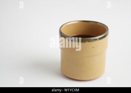 Steingut Glas mit Rotwein gefüllt Stockfoto