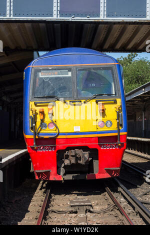 Die Kabine der South Western Railway Zug in Mortlake Station, London, UK Stockfoto