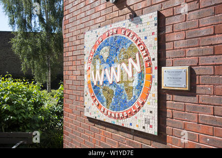 Commemorative Keramik Panel von der Künstlerin Sue Edkins Sir Tim Berners-Lee, Informatiker und Erfinder des WWW, außerhalb Glanz Bibliothek in London. Stockfoto