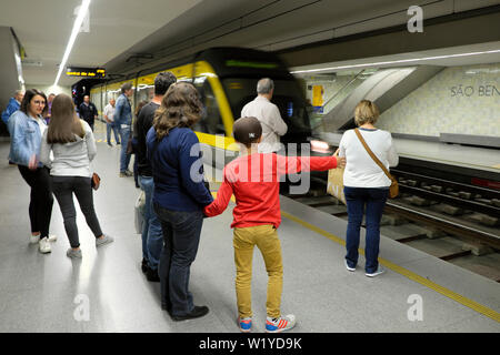 'S Mutter holding Junge Kind hand auf Plattform wartet mit Passagieren als U-Bahn Ansätze in Porto Porto Portugal Europa KATHY DEWITT Stockfoto