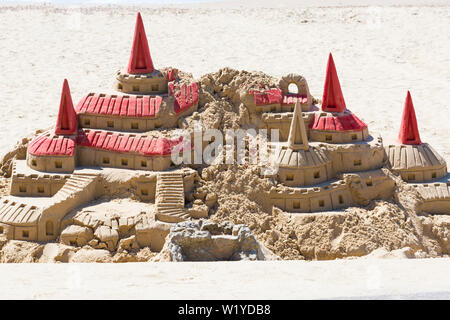 Aufwendige Sandburgskulptur am Durley Chine Beach in Bournemouth, Dorset UK im Juli - Hogwarts Castle aus Harry Potter im Sand Stockfoto