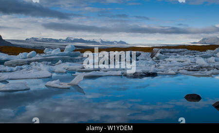 Schöne Sicht auf die Fjallsárlón Gletschersee, blauen See mit schwimmende Eisberge vom Gletscher in den Rücken. Stockfoto