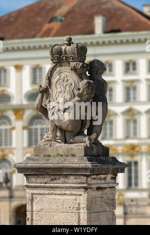 Wappen mit Kindern und Krone im Schloss Nymphenburg München (Schloss Nymphenburg - die Burg der Nymphen). Bayern, Deutschland Stockfoto
