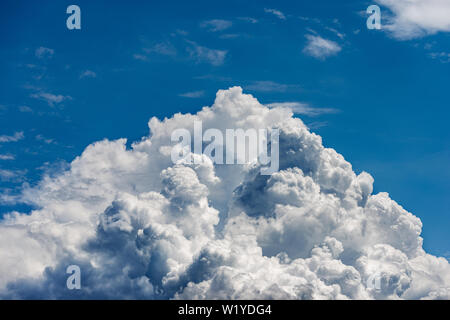 Nahaufnahme einer geschwollene weiße Wolken im blauen Himmel, Cumulonimbus Stockfoto