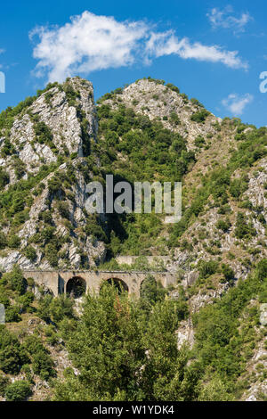 Nahaufnahme eines Gipfel der Apuanischen Alpen (Alpi Apuane), berühmt für die weißen Marmor aus Carrara Steinbrüche. Toskana, Italien, Europa Stockfoto