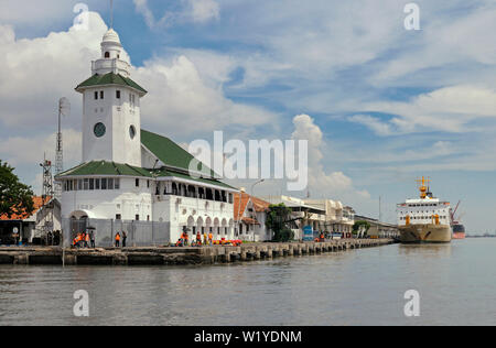 Surabaya, Jawa Timur/Indonesien - 10. Mai 2010: Die pelni Passagierterminals am Tanjung perak Port und einen alten holländischen Kolonialverwaltung Gebäude, t Stockfoto