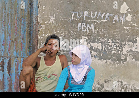 Surabaya, Jawa Timur/Indonesien - 10. Mai 2010: Ein junges Paar Zweisamkeit genießen Sie während einer Arbeitspause bei Kali mas Hafen Stockfoto