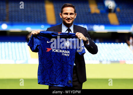 London, Großbritannien. 04. Juli, 2019. New Chelsea Head Coach Frank Lampard hat Chelsea Shirt in Stamford Bridge. Frank Lampard ist als der neue Manager des FC Chelsea auf einer Pressekonferenz an der Stamford Bridge in London am Donnerstag, 4. Juli 2019 bekannt gegeben. Dieses Bild dürfen nur für redaktionelle Zwecke verwendet werden. Nur die redaktionelle Nutzung, eine Lizenz für die gewerbliche Nutzung erforderlich. Keine Verwendung in Wetten, Spiele oder einer einzelnen Verein/Liga/player Publikationen. pic von Steffan Bowen/Credit: Andrew Orchard sport Fotografie/Alamy leben Nachrichten Stockfoto
