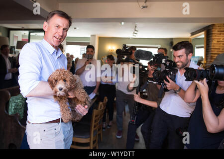 Außenminister und Tory Spitzenkandidaten, Jeremy Hunt erfüllt Frankie, eine Cava-Poo am Halten Pub in Guildford, Surrey während einer Kampagne Besuch in der Gegend. Stockfoto