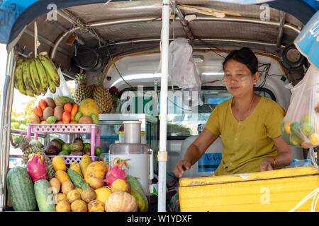 MANDALAY, Myanmar, 20. Mai 2018, asiatische Frau verkauft frisches Obst Getränke. Verkauf von Erfrischung in der Straße von einem Mobile Shop auf einem Auto. Stockfoto