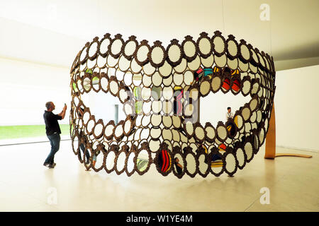 Person fotografieren' Ich werde Dein Spiegel" Skulptur von portugiesischen Künstler Joana Vasconcelos im Museum Serralves in Porto Porto Portugal KATHY DEWITT Stockfoto