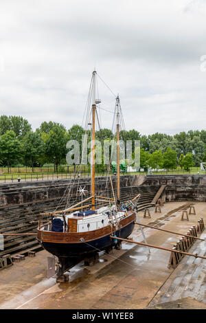 Schiff im einzigen arbeiten Trockendock in Holland namens Jan Blanken droogdok Stockfoto