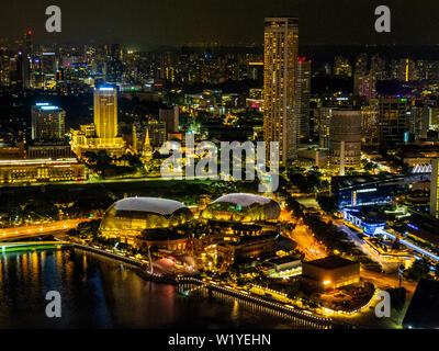 Theater an der Bucht Esplanade Singapur ist abends beleuchtet. Stockfoto