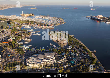Long Beach, Kalifornien, USA - 16. August 2016: Luftaufnahme von beliebten Sehenswürdigkeiten wie Rainbow Hafen, Aquarium, und die Königin M Stockfoto