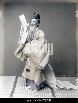 [1890s Japan - japanischen Shinto Priester] - ein shinto Priester oder kannushi. Dieses Bild wird oft Kusakabe Kimbei zugeschrieben, aber Terry Bennett schreibt es Adolfo Farsari. 19 Vintage albumen Foto. Stockfoto