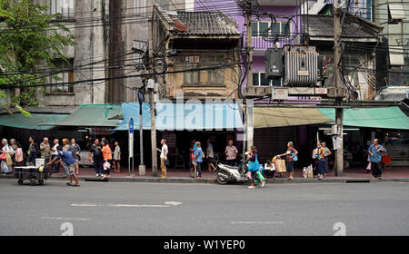 Bangkok, Thailand - 2018.03.23; Personen, die vor der alten Geschäftshäuser in Bangkok Chinatown Stockfoto