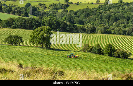 Ein Bauer schneidet das Gras in den Feldern auf dem Baildon, Yorkshire. Stockfoto