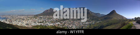 Panoramablick auf Kapstadt, Südafrika, mit dem Tafelberg und Lion's Head im sonnigen Tag Stockfoto